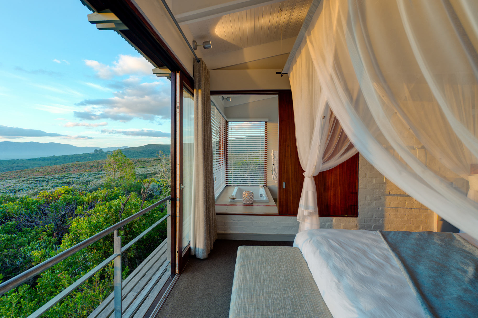 web-grootbos-accommodation-forest-suite-lux-bedroom-03